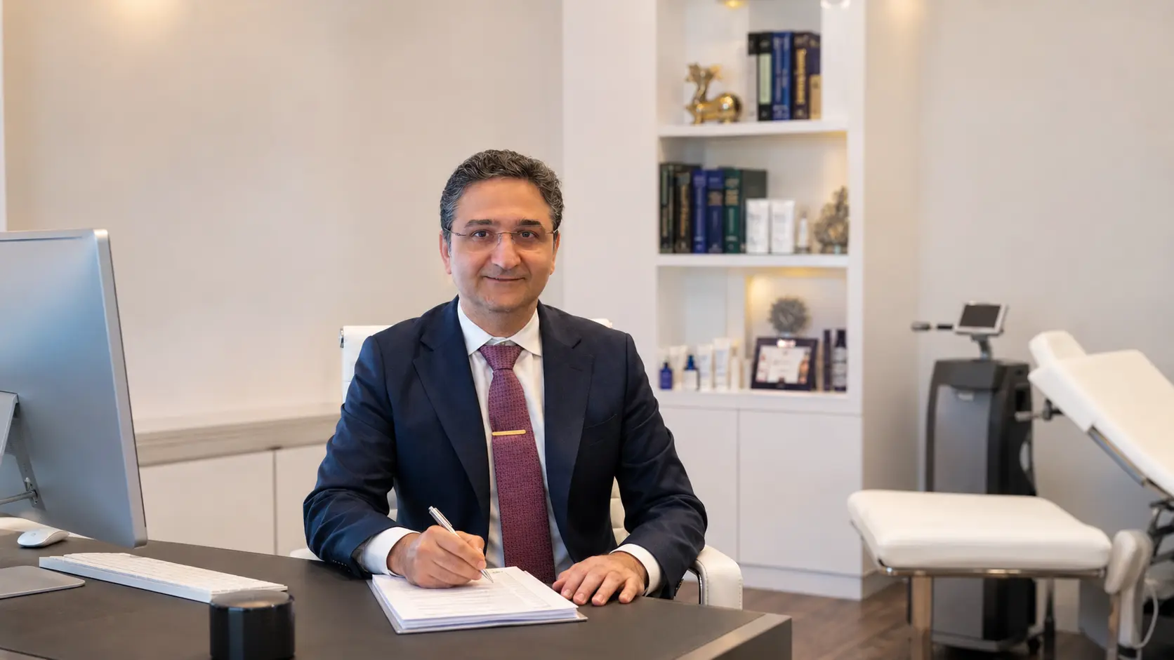 Dr Mohammad Ghazavi reviewing personalised acne treatment options at Skinhorizon Clinic London